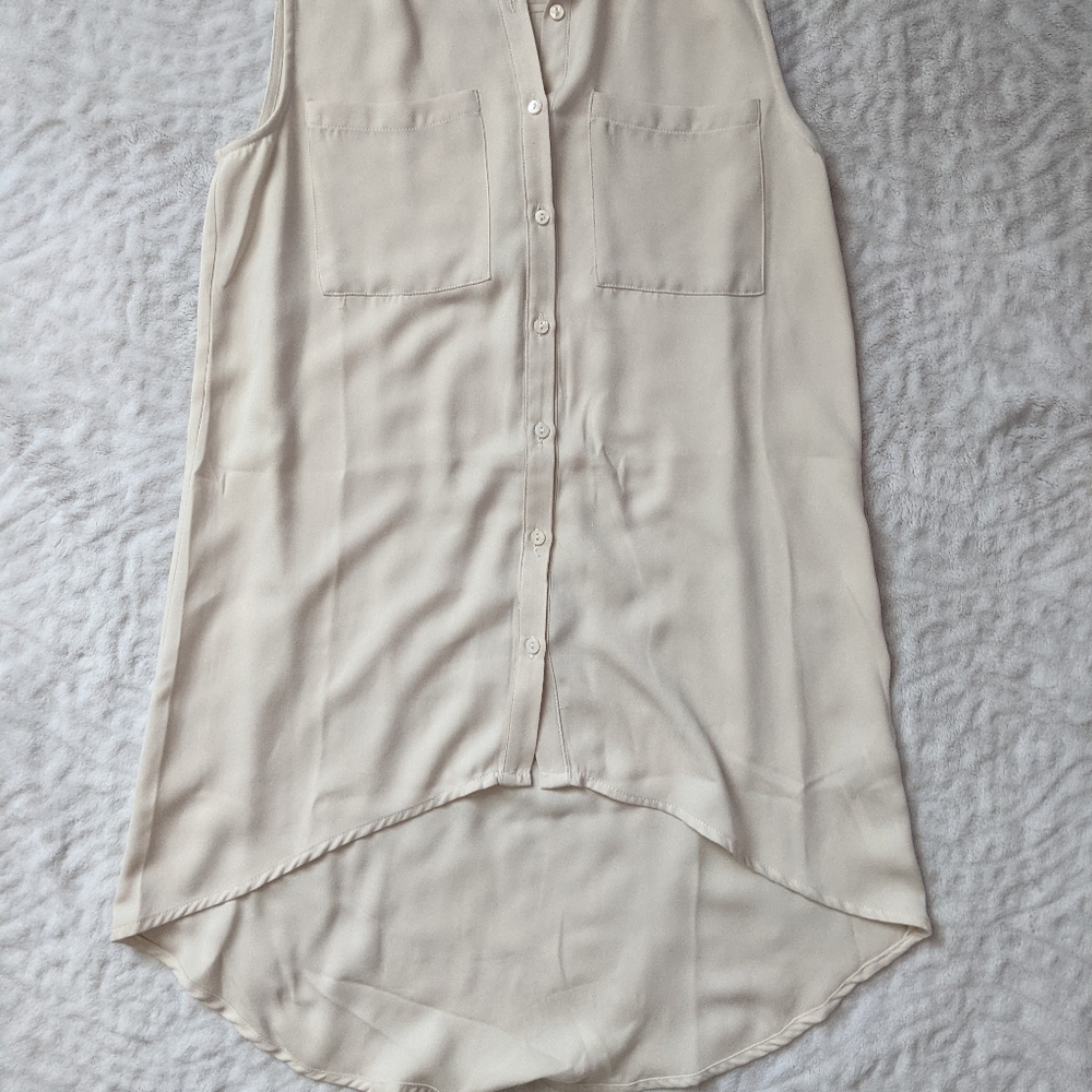 High-Low Buttoned Down Blouse - Picture 2 of 4